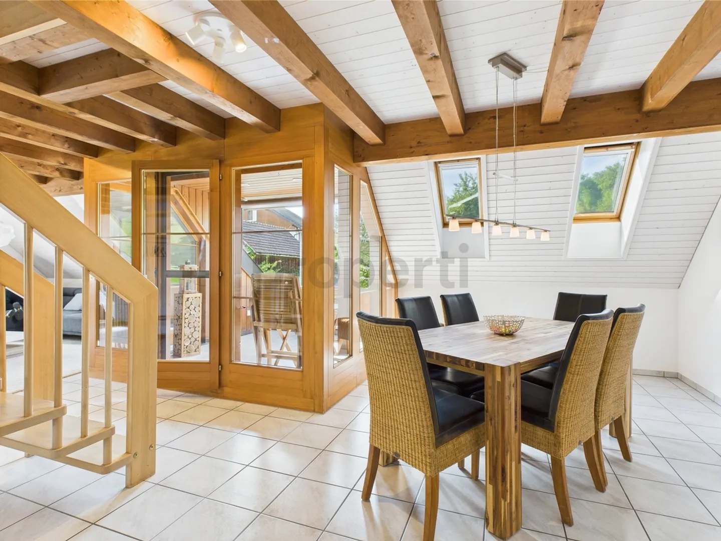 Exquise appartement en attique de 3,5 pièces avec balcon dans la verdure à Siglistorf - Photo 2 sur 12