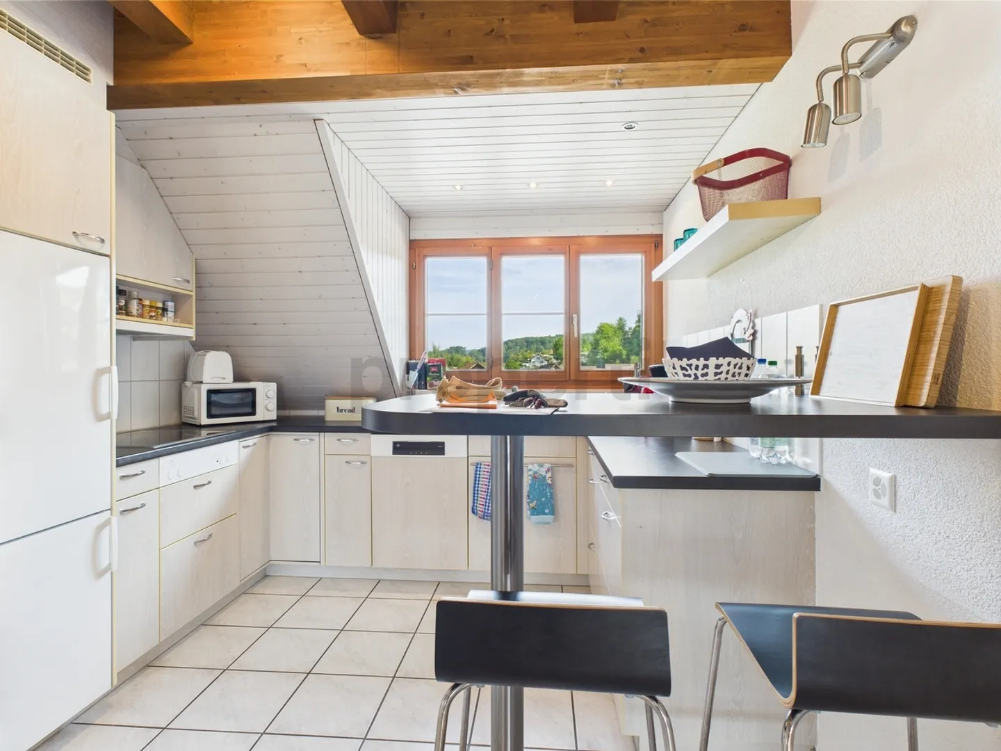 Exquise appartement en attique de 3,5 pièces avec balcon dans la verdure à Siglistorf - Photo 4 sur 12