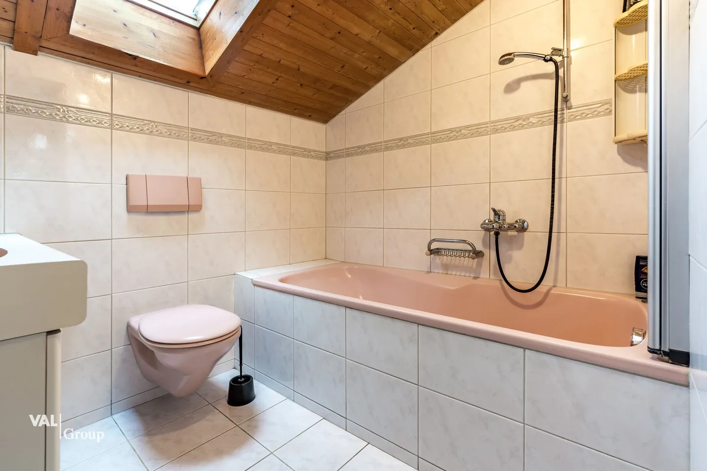 Miracle d'espace avec charme ? Duplex de 6,5 pièces au cœur de Salgesch - Photo 8 sur 10
