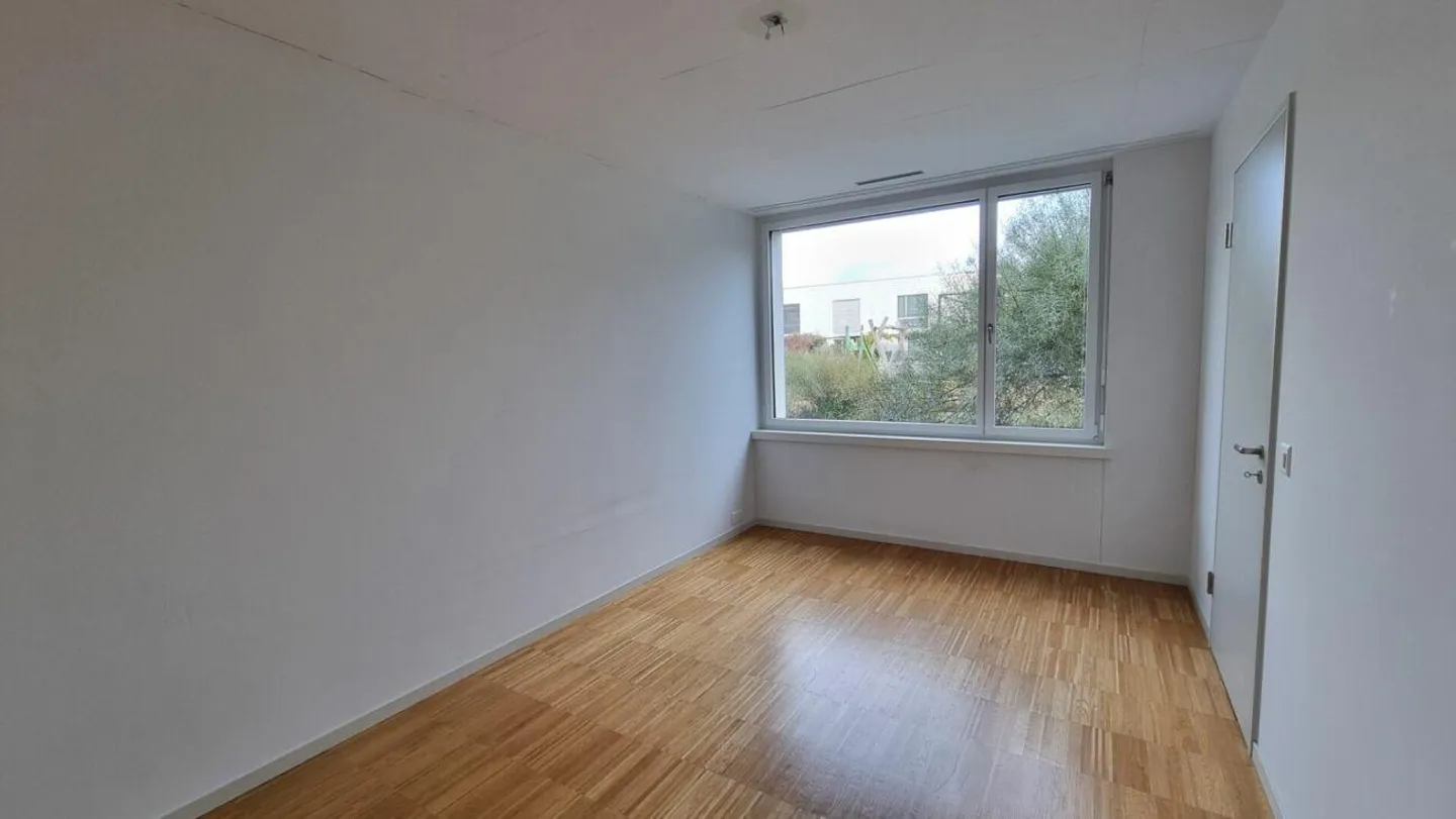 Appartement spacieux et lumineux au rez-de-chaussée surélevé - Photo 4 sur 6