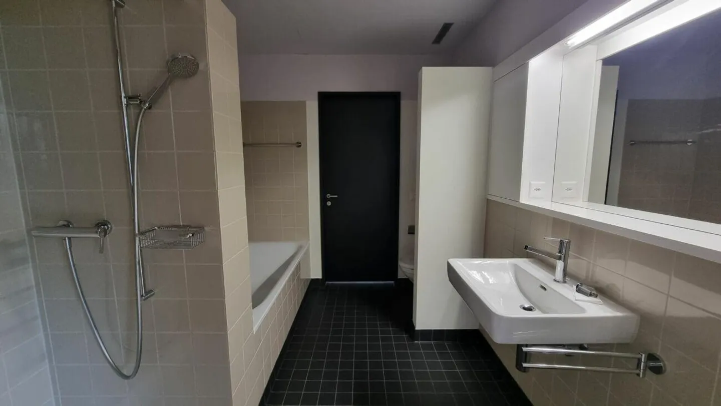 Appartement spacieux et lumineux au rez-de-chaussée surélevé - Photo 6 sur 6