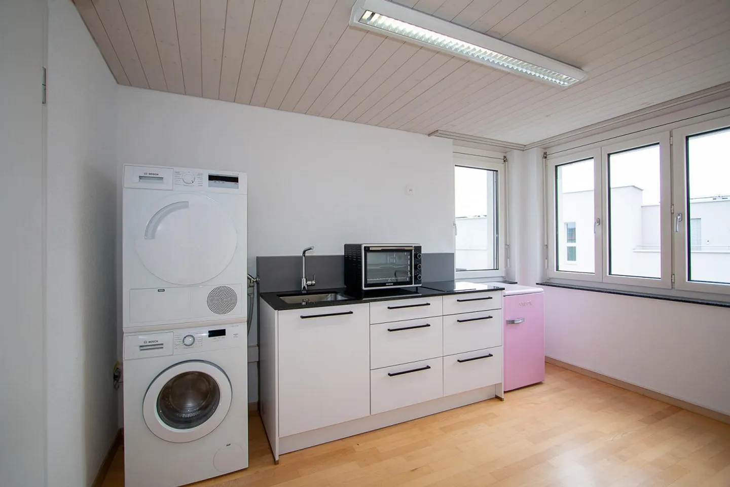 Affordable 2½-room basement apartment in a small residential and commercial building - Photo 1 of 7