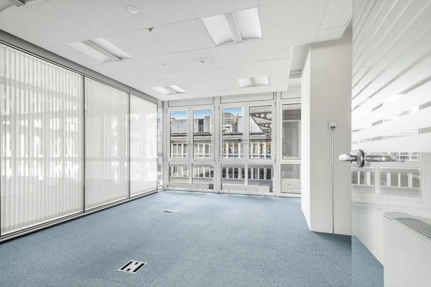 PLAZA | Bright office space on the top floor - Photo 2 of 5