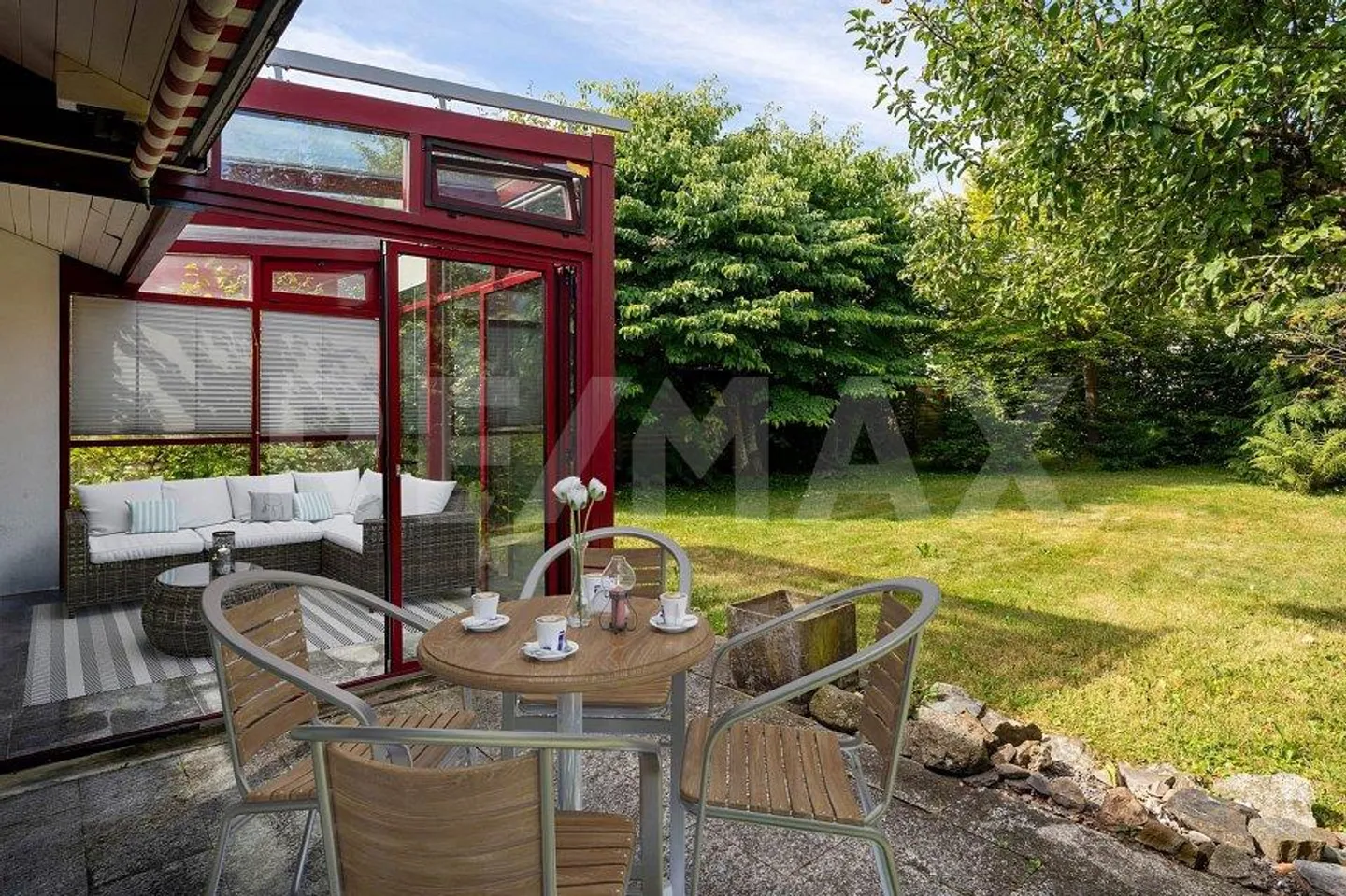 Casa bifamiliare di 5,5 stanze con molto fascino e grande giardino! Opportunità! - Foto 1 di 13