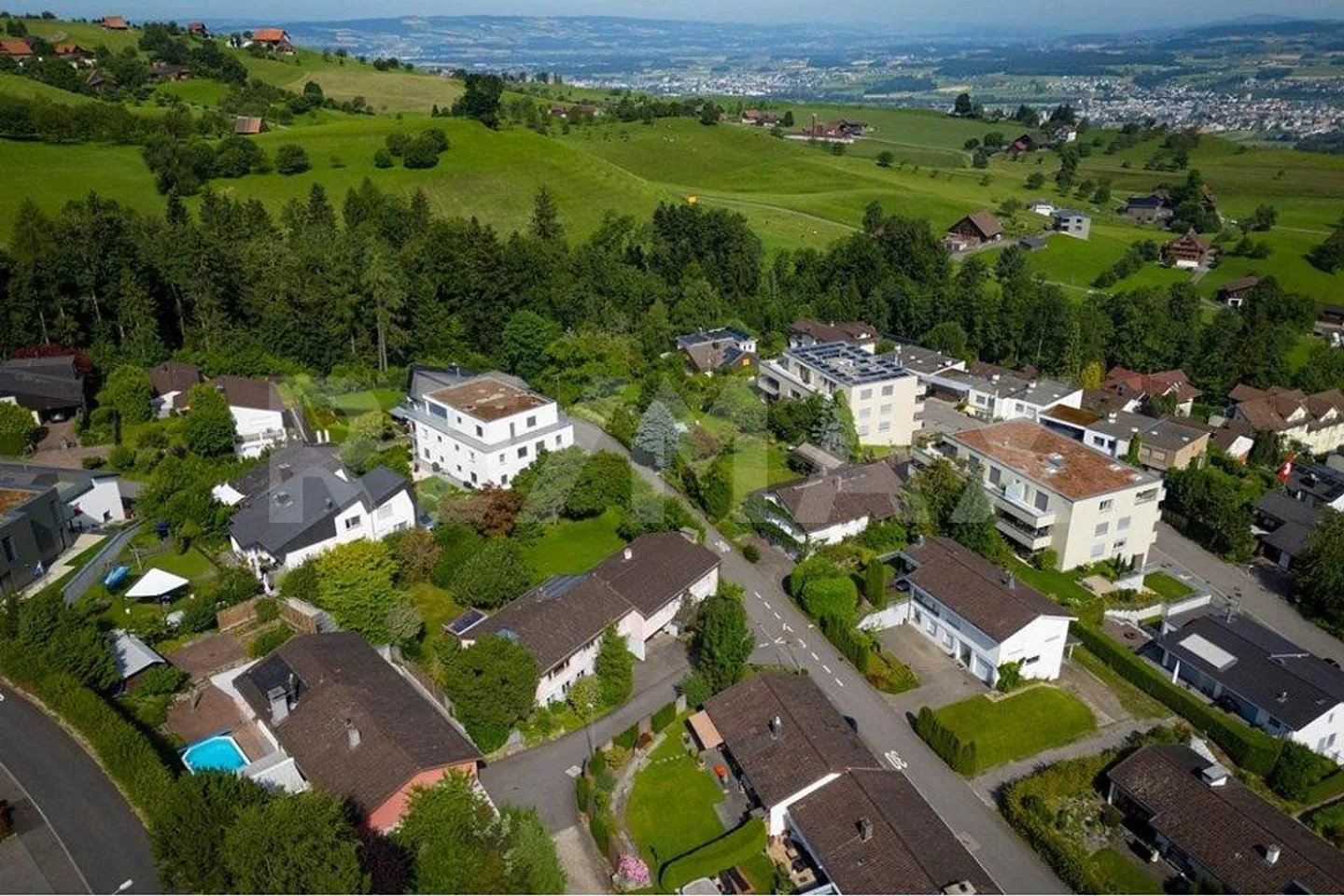 Casa bifamiliare di 5,5 stanze con molto fascino e grande giardino! Opportunità! - Foto 2 di 13