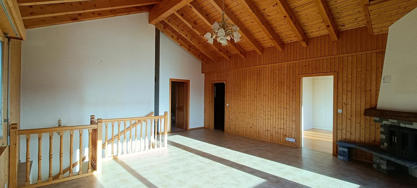 Chalet with Stunning Views - Photo 3 of 12