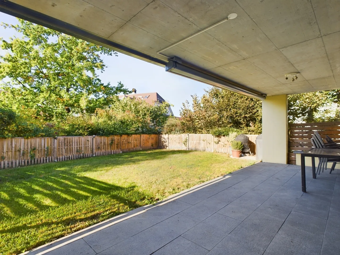 Appartement exclusif de 3,5 pièces avec grande terrasse et jardin à Bolligen - Photo 1 sur 8