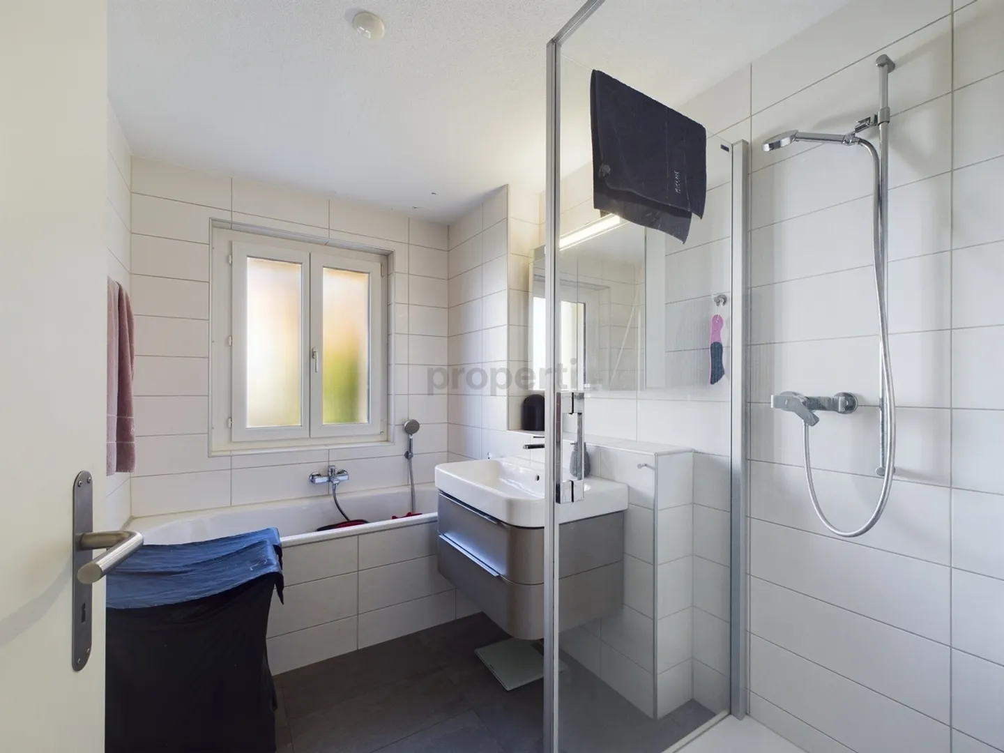 Appartement exclusif de 3,5 pièces avec grande terrasse et jardin à Bolligen - Photo 6 sur 8