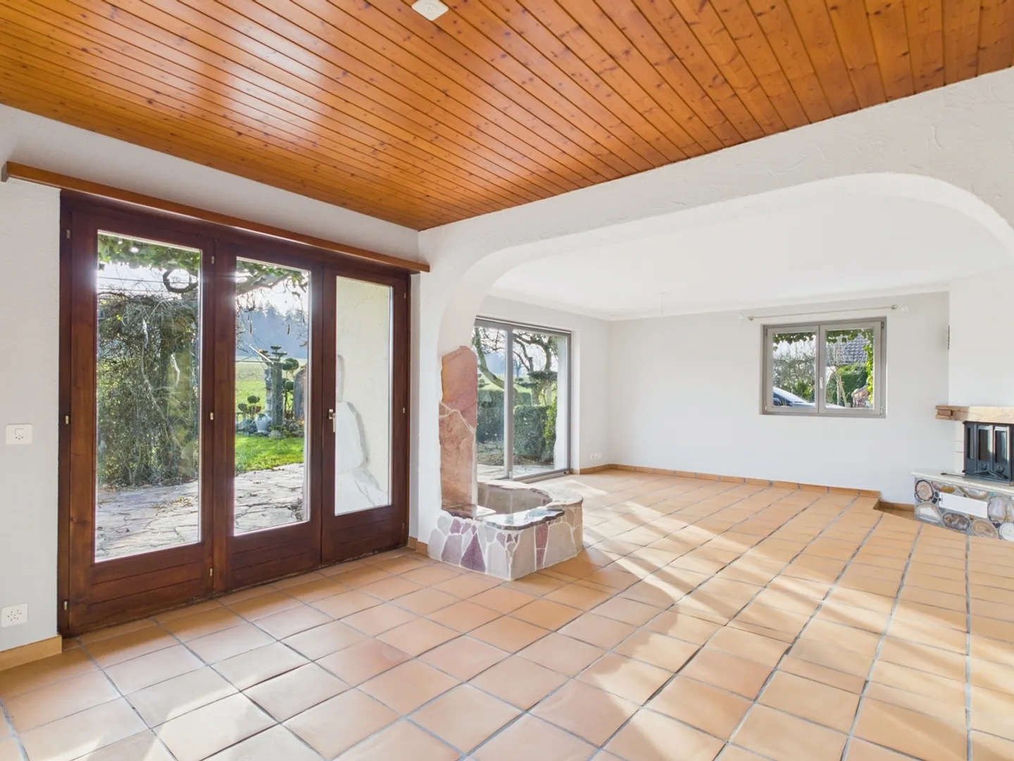 Maison multifamiliale spacieuse de 4,5 pièces avec une vue magnifique sur la verdure à Münchenwiler - Photo 2 sur 12