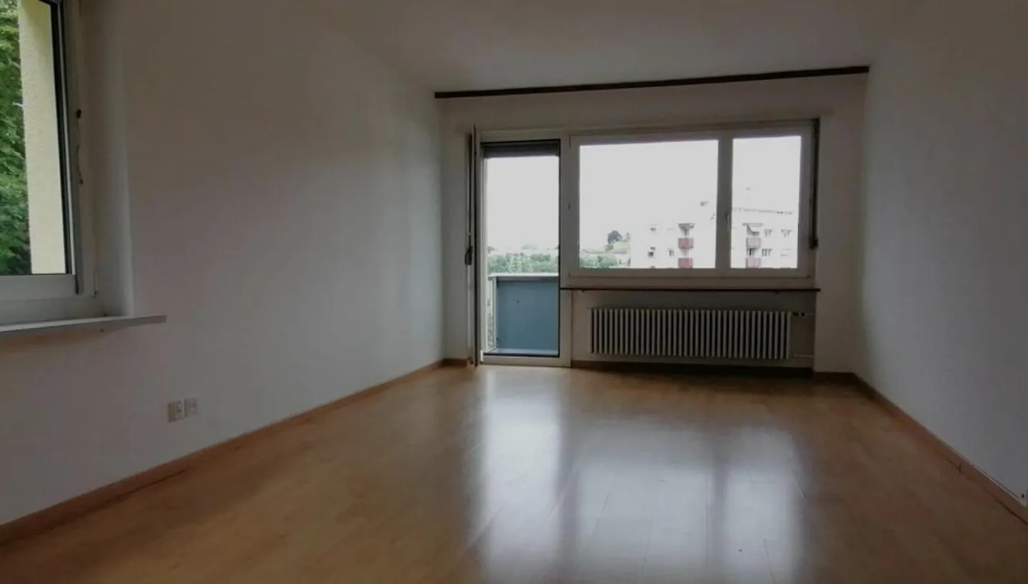 Spacious 3.5-room apartment with balcony in Neuhausen am Rheinfall - Photo 1 of 6