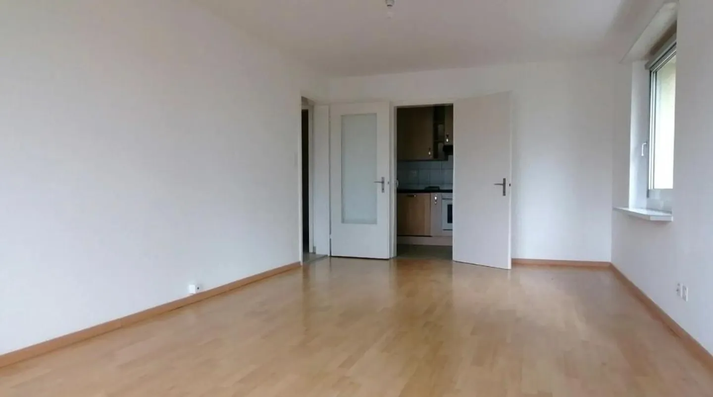 Spacious 3.5-room apartment with balcony in Neuhausen am Rheinfall - Photo 2 of 6