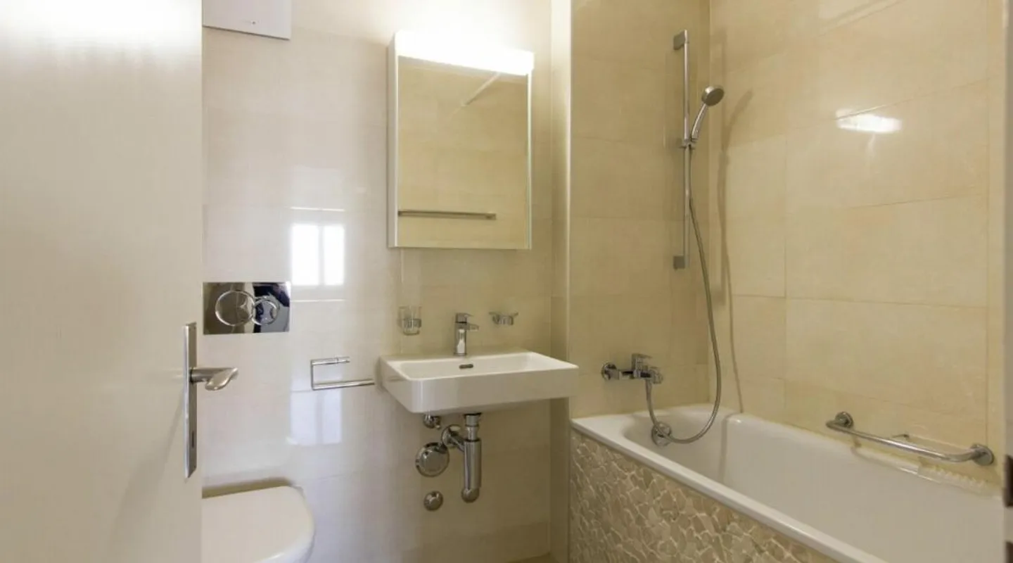 Spacious 3.5-room apartment with balcony in Neuhausen am Rheinfall - Photo 4 of 6