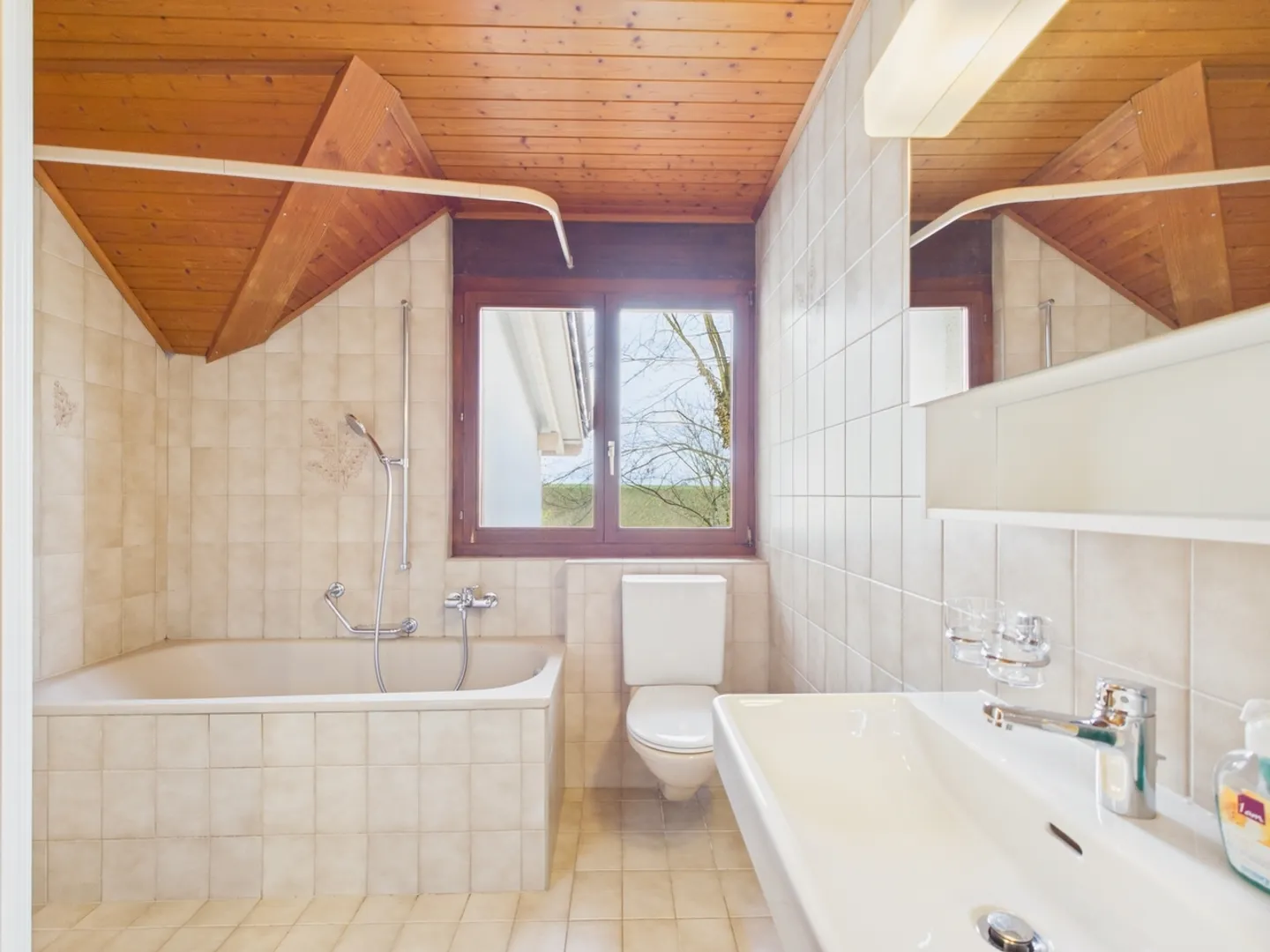 Maison multifamiliale spacieuse de 4,5 pièces avec une vue magnifique sur la verdure à Münchenwiler - Photo 8 sur 12