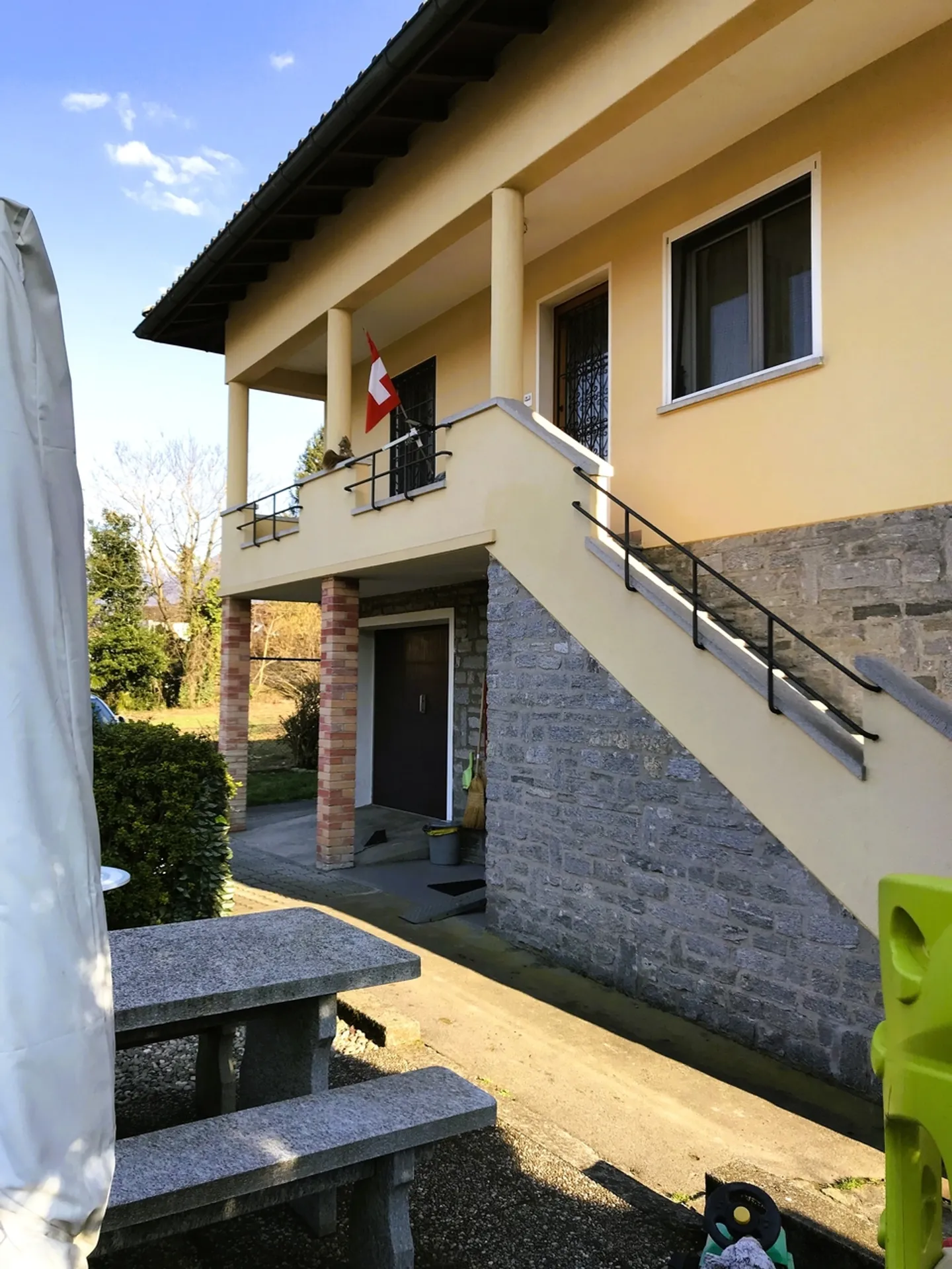 Single-family house with 4.5 rooms in Cadenazzo - Space and comfort in a central location - Photo 2 of 13