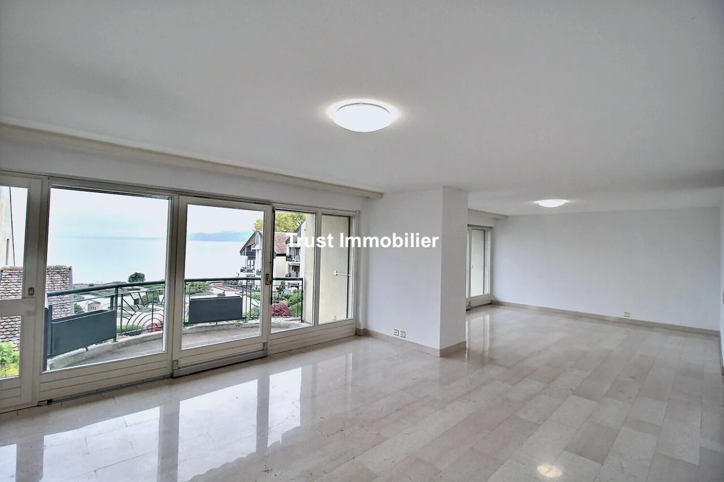 5005. Exklusiv - Penthouse in erster Reihe am See in Villeneuve - Foto 2 von 18