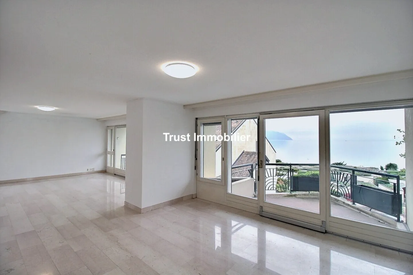 5005. Exklusiv - Penthouse in erster Reihe am See in Villeneuve - Foto 3 von 18