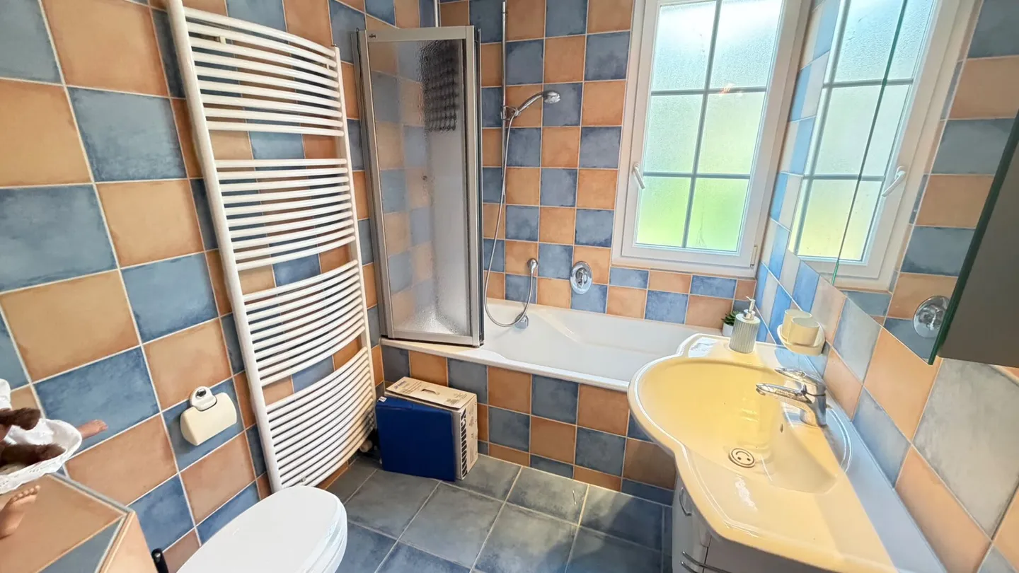 Maison familiale semi-détachée spacieuse avec jardin, garage et potentiel d'aménagement - Photo 5 sur 20