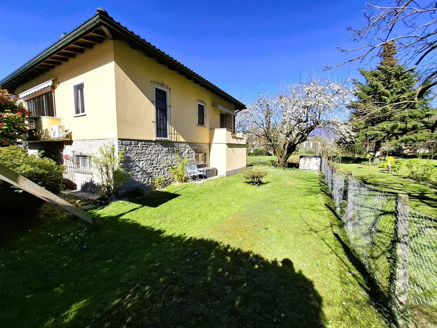 Single-family house with 4.5 rooms in Cadenazzo - Space and comfort in a central location - Photo 8 of 13