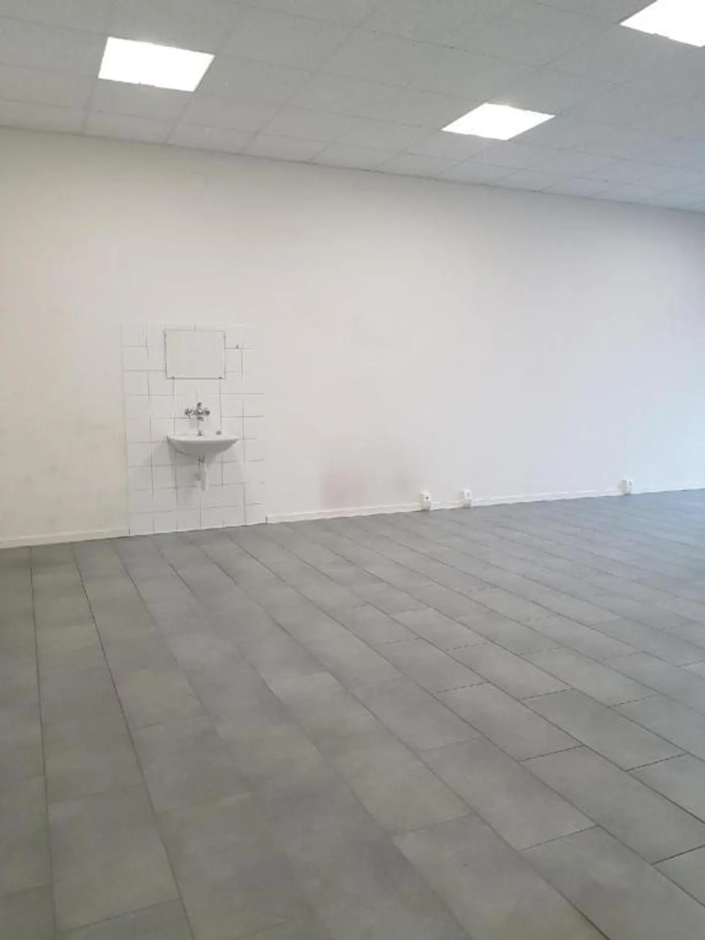 Spazio commerciale di circa 62m2 in affitto a Landeron - Foto 2 di 4