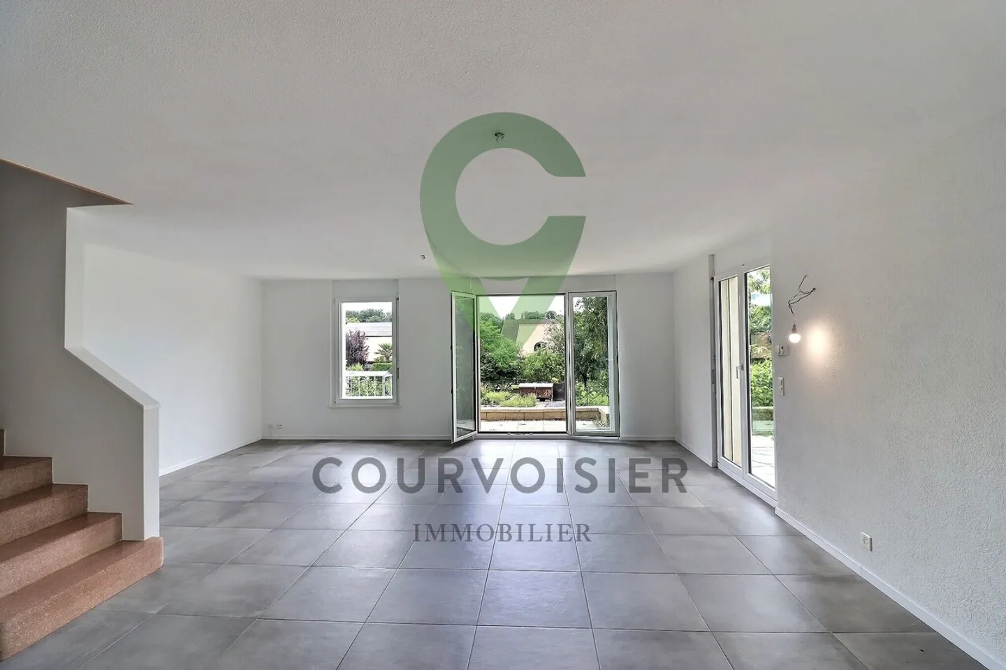 Bellissima villa bifamiliare ristrutturata con piscina - Foto 3 di 12