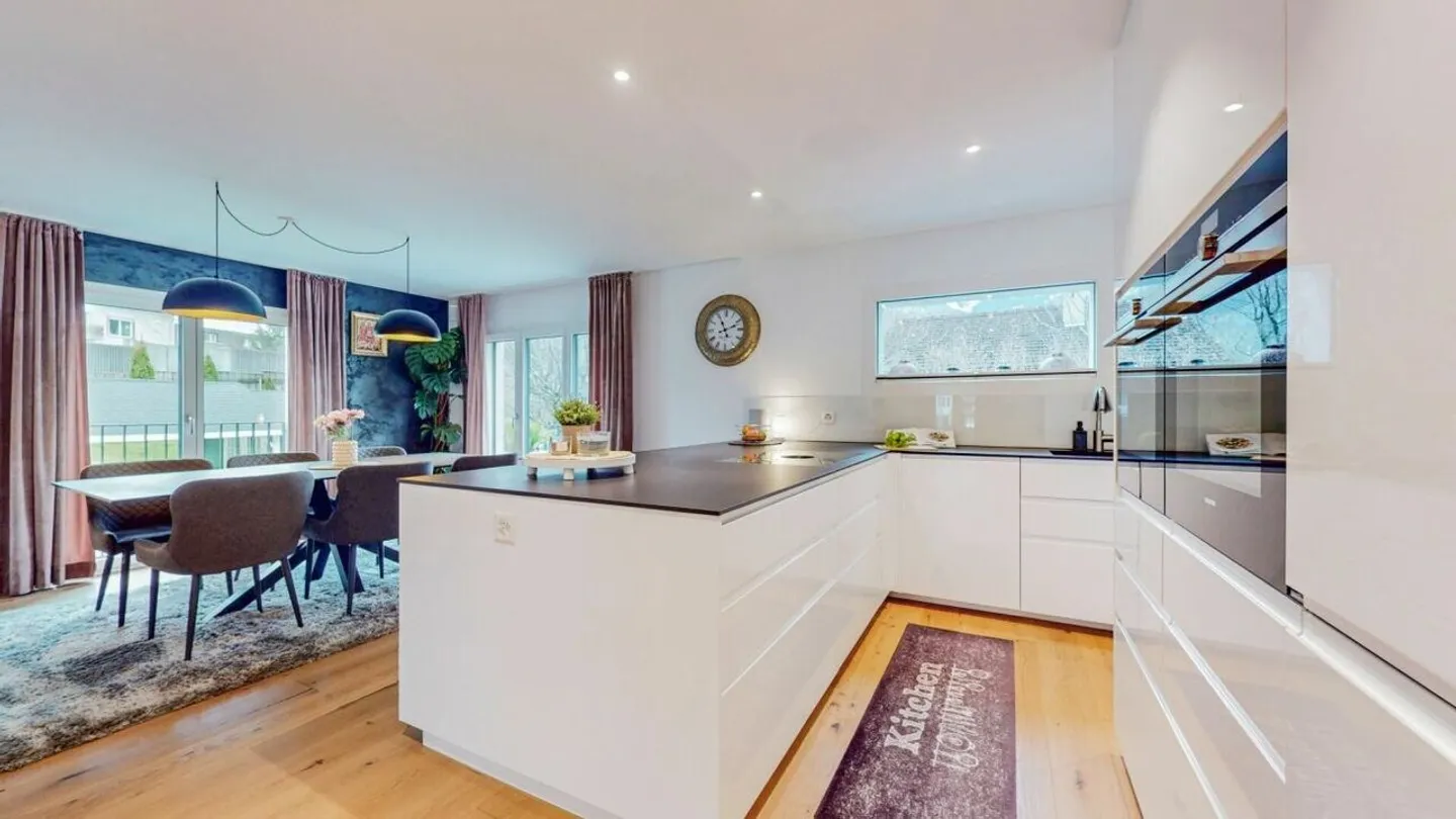 NEUWERTIG UND STILVOLL:  6.5 ZIMMER EINFAMILIENHAUS MIT GROSSEM GARTEN - Foto 4 von 8