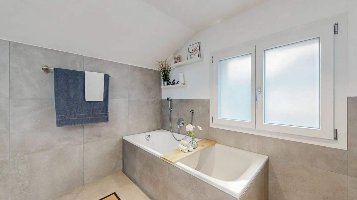 NEUWERTIG UND STILVOLL:  6.5 ZIMMER EINFAMILIENHAUS MIT GROSSEM GARTEN - Foto 6 von 8