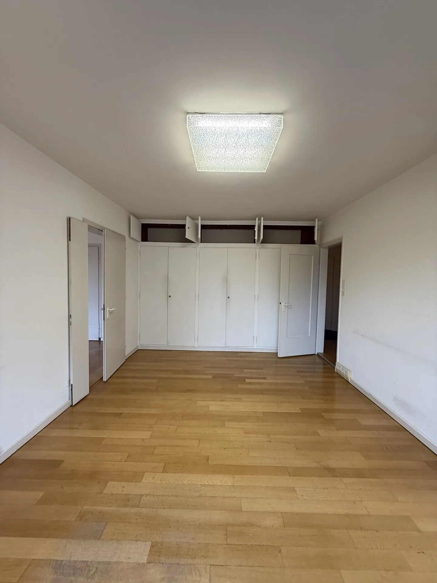 Commercial space directly at Zug train station - Photo 8 of 13