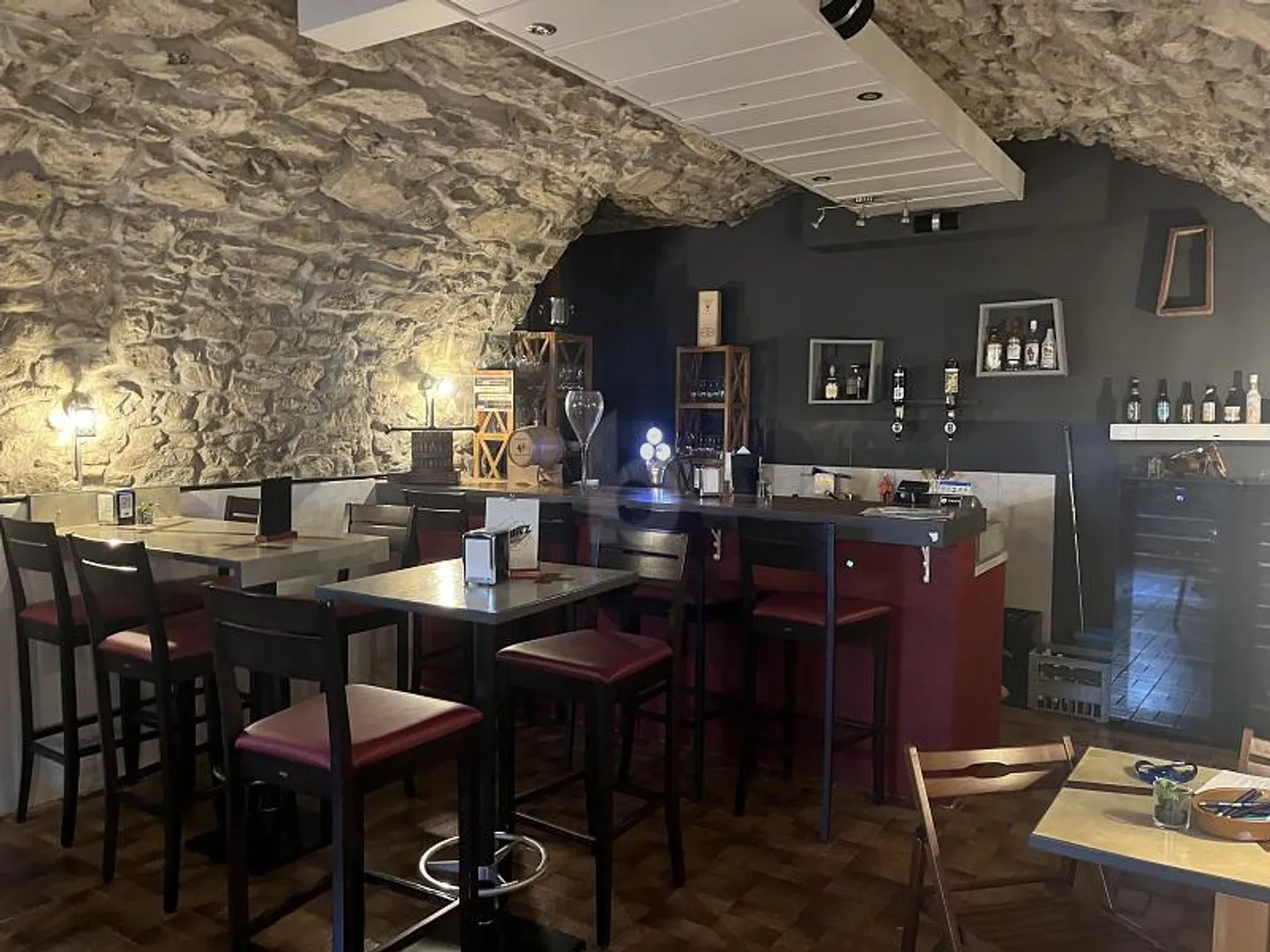 MAGNIFIQUE BAR À VIN DANS UNE CAVE VOÛTÉE - Photo 2 sur 5