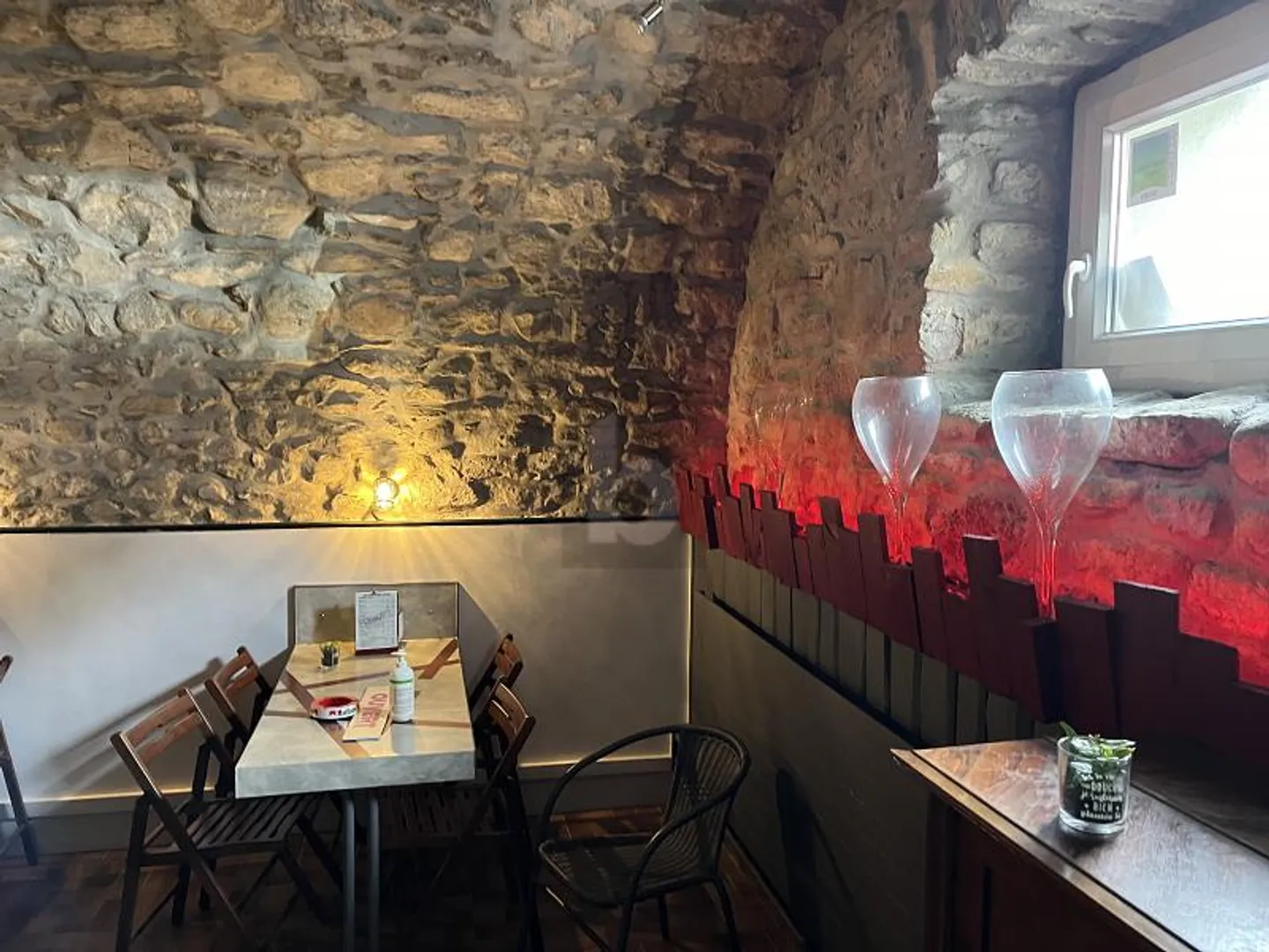 MAGNIFIQUE BAR À VIN DANS UNE CAVE VOÛTÉE - Photo 3 sur 5