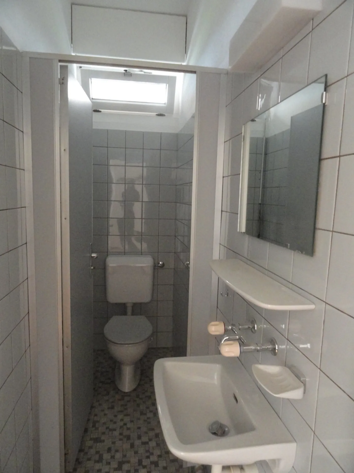 Spazio commerciale al piano terra di circa 45 m2 - Foto 2 di 9