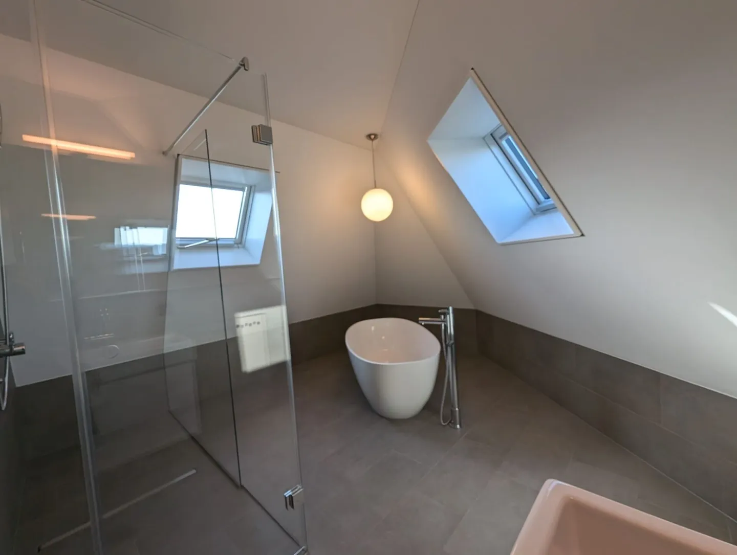 Attico luminoso con grande terrazza - prima occupazione - Foto 7 di 11