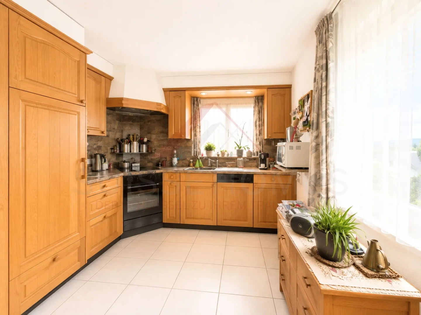 Charmante maison individuelle de 7 pièces avec appartement séparé et grand potentiel à Wohlen AG - Photo 6 sur 14