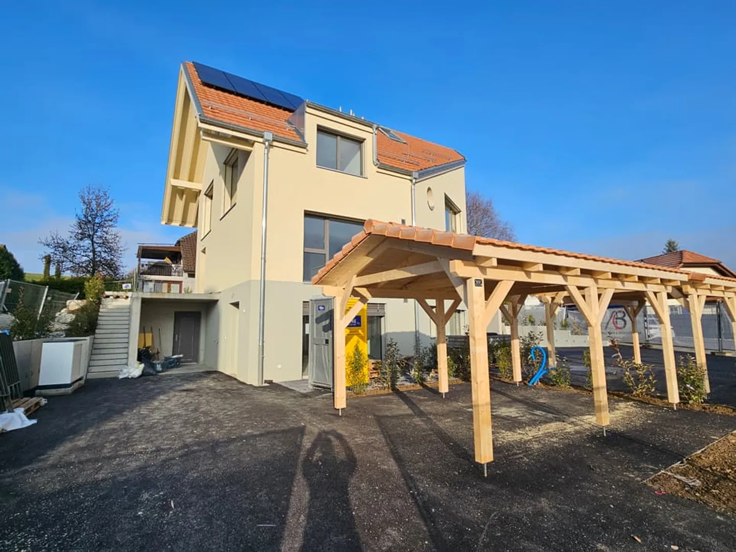 Semi-Detached Villa - Photo 1 of 5