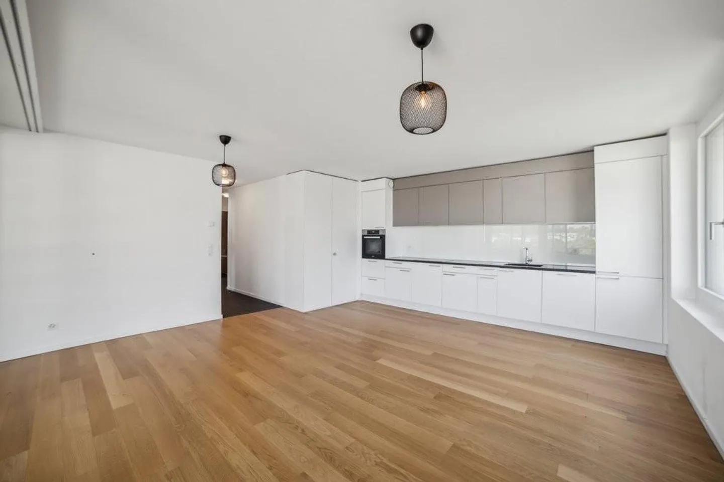Charming Apartment with Balcony - Photo 3 of 10