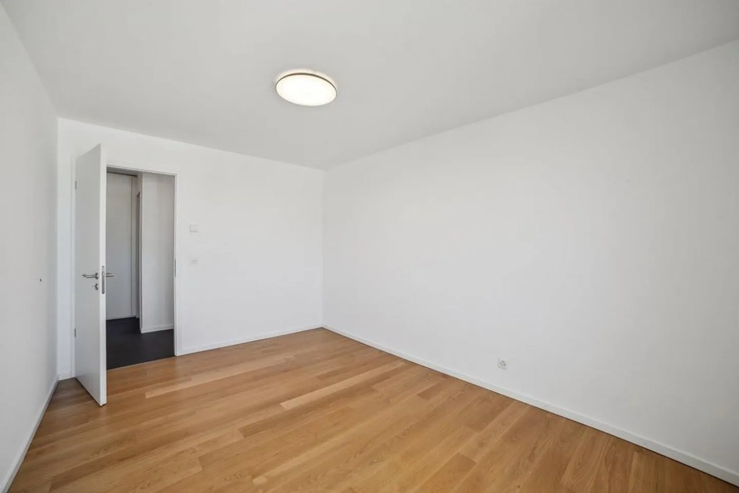 Charming Apartment with Balcony - Photo 6 of 10