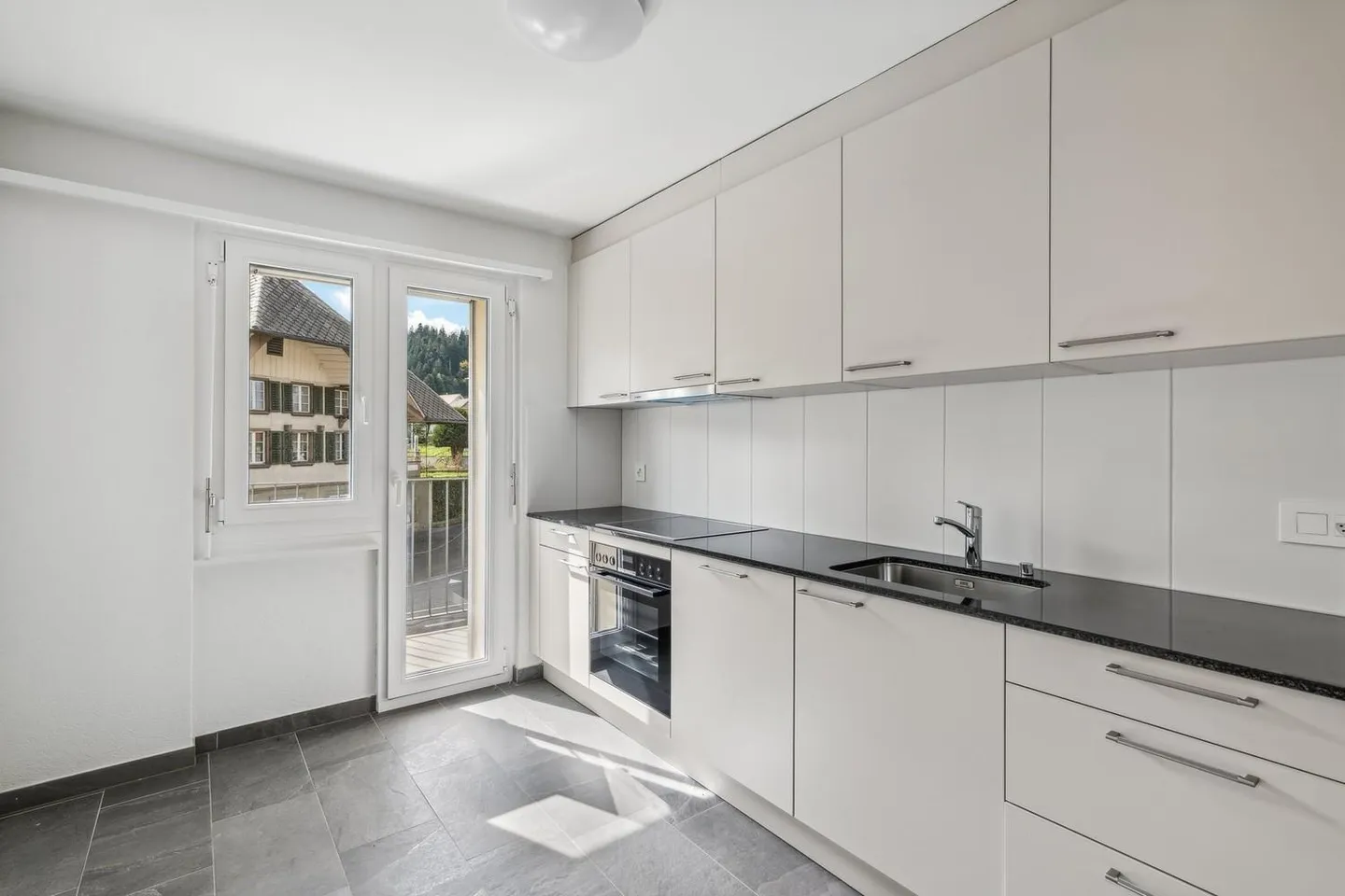 Luxurious Apartment with Balcony - Photo 2 of 10