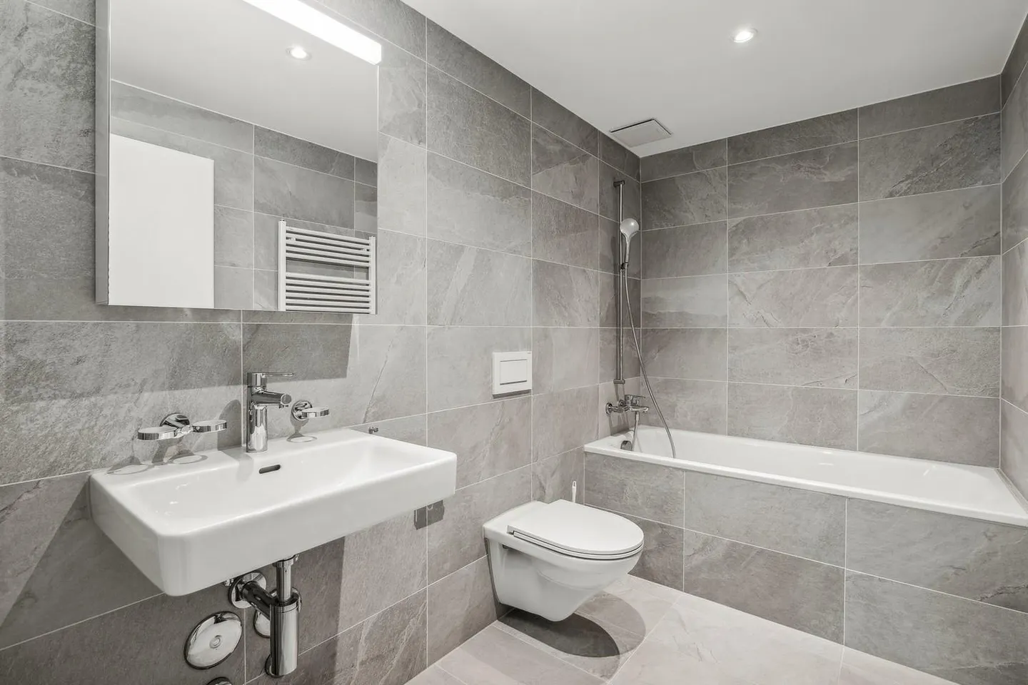 Luxurious Apartment with Balcony - Photo 3 of 10