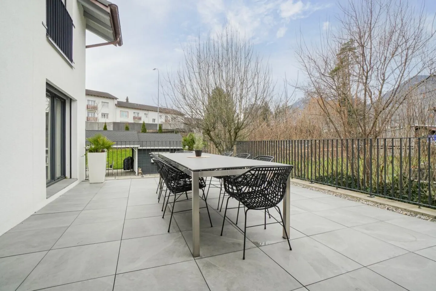 NEUWERTIG UND STILVOLL:  6.5 ZIMMER EINFAMILIENHAUS MIT GROSSEM GARTEN - Foto 7 von 8