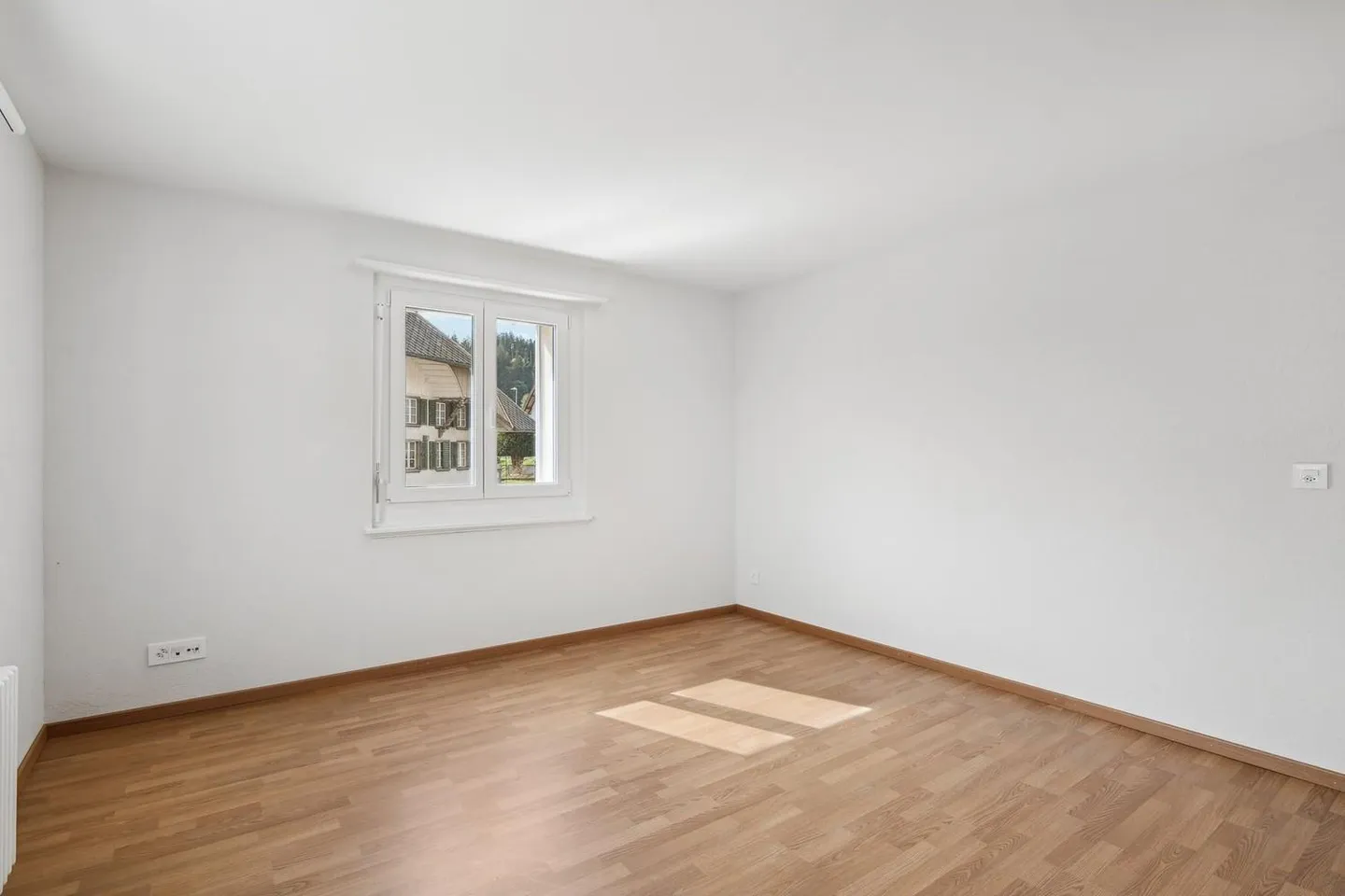 Luxurious Apartment with Balcony - Photo 6 of 10