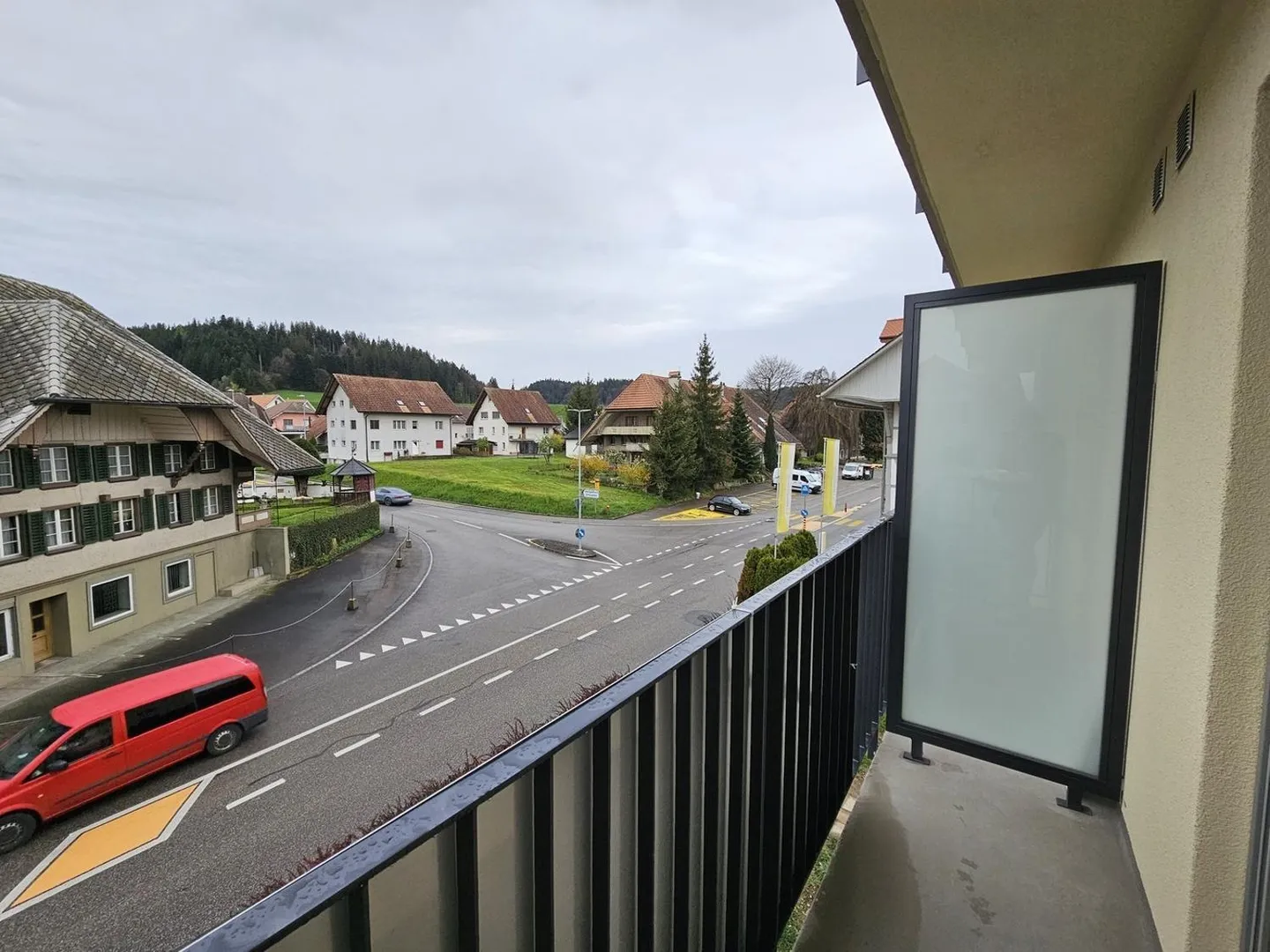 Luxurious Apartment with Balcony - Photo 8 of 10