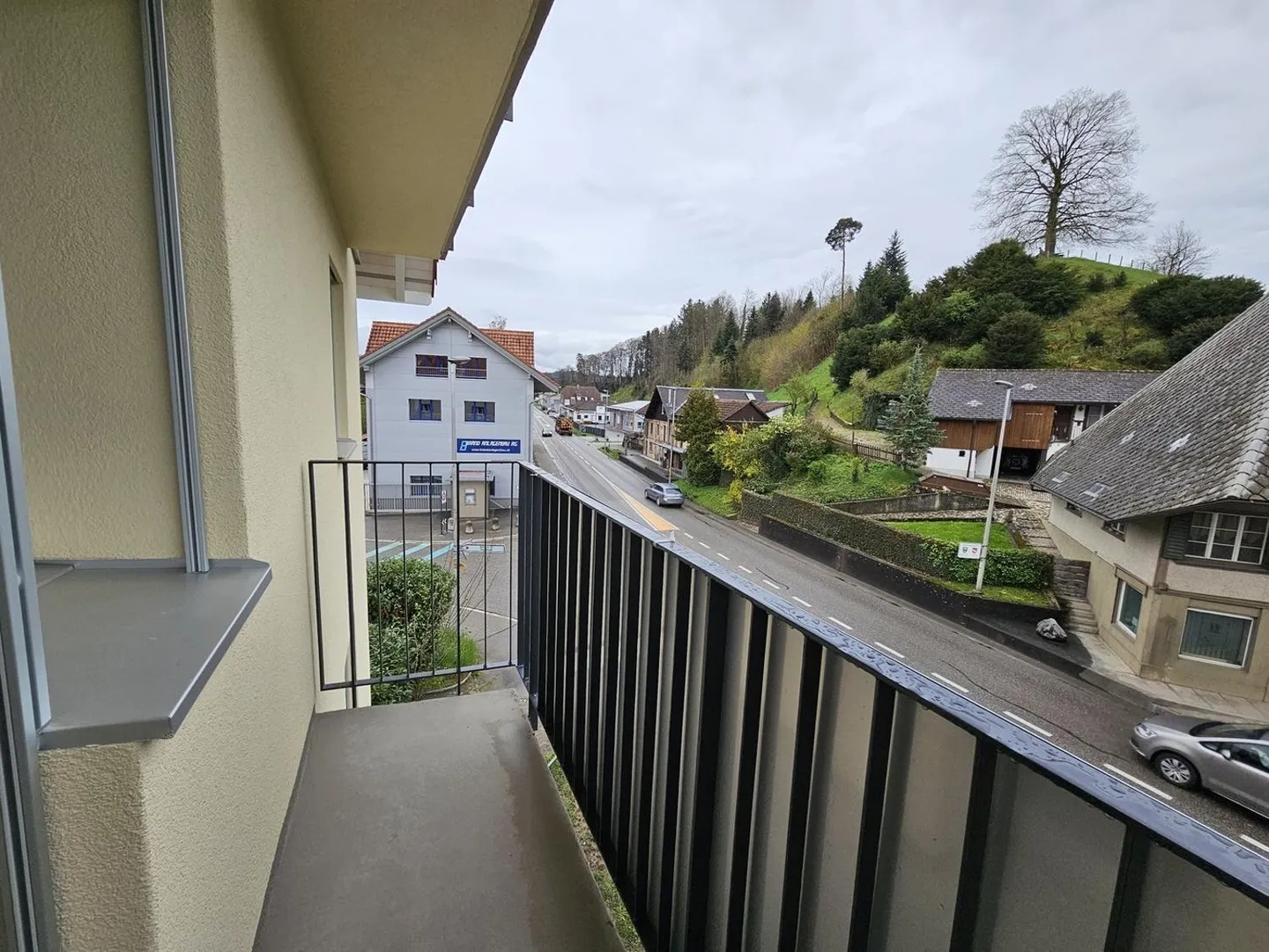 Luxurious Apartment with Balcony - Photo 9 of 10