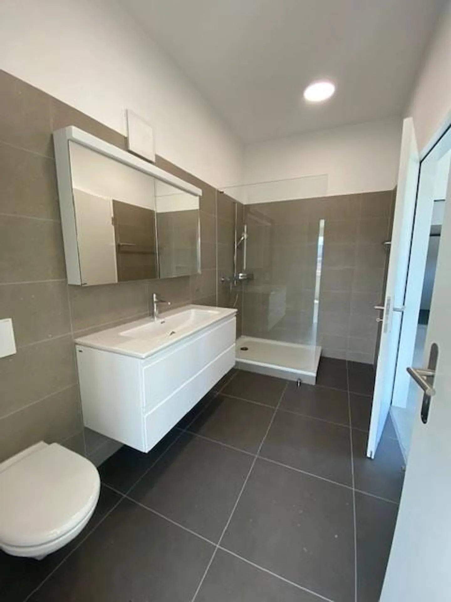 helle und grosszügige Wohnung in Muri b. Bern - Foto 3 von 8