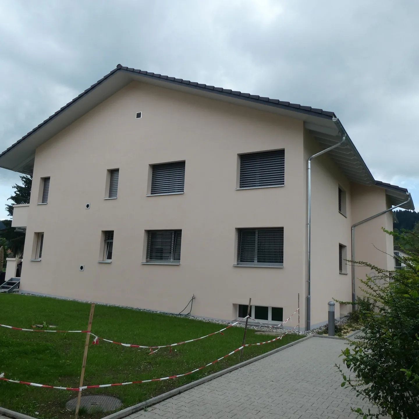 Charming 5.5-room apartment with balcony and seating area in a family-friendly location in Schüpbach - Photo 1 of 11