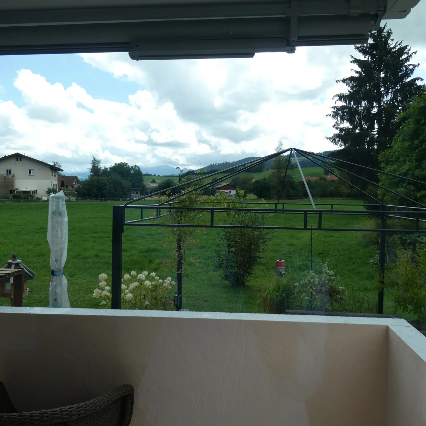 Charming 5.5-room apartment with balcony and seating area in a family-friendly location in Schüpbach - Photo 8 of 11