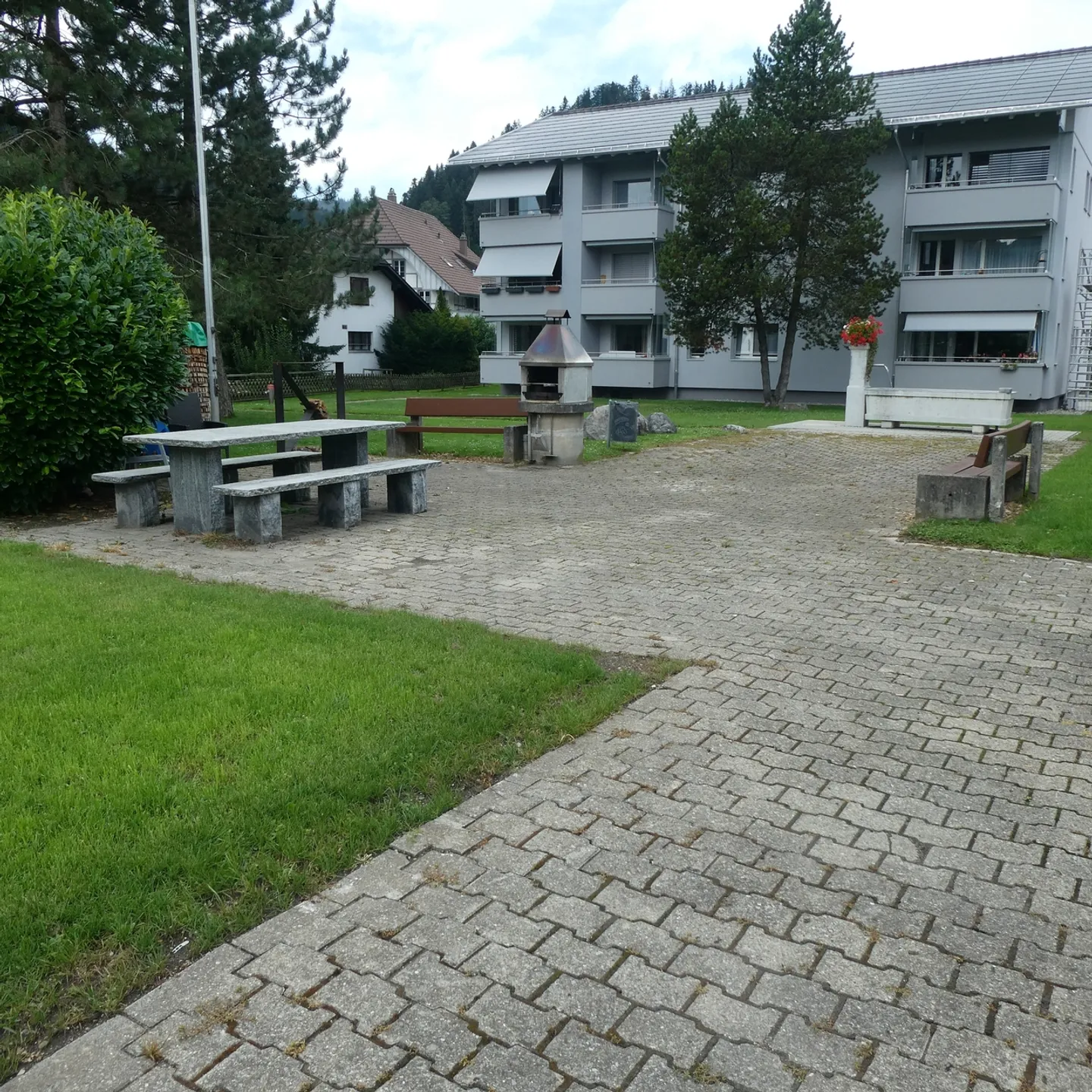 Charming 5.5-room apartment with balcony and seating area in a family-friendly location in Schüpbach - Photo 10 of 11