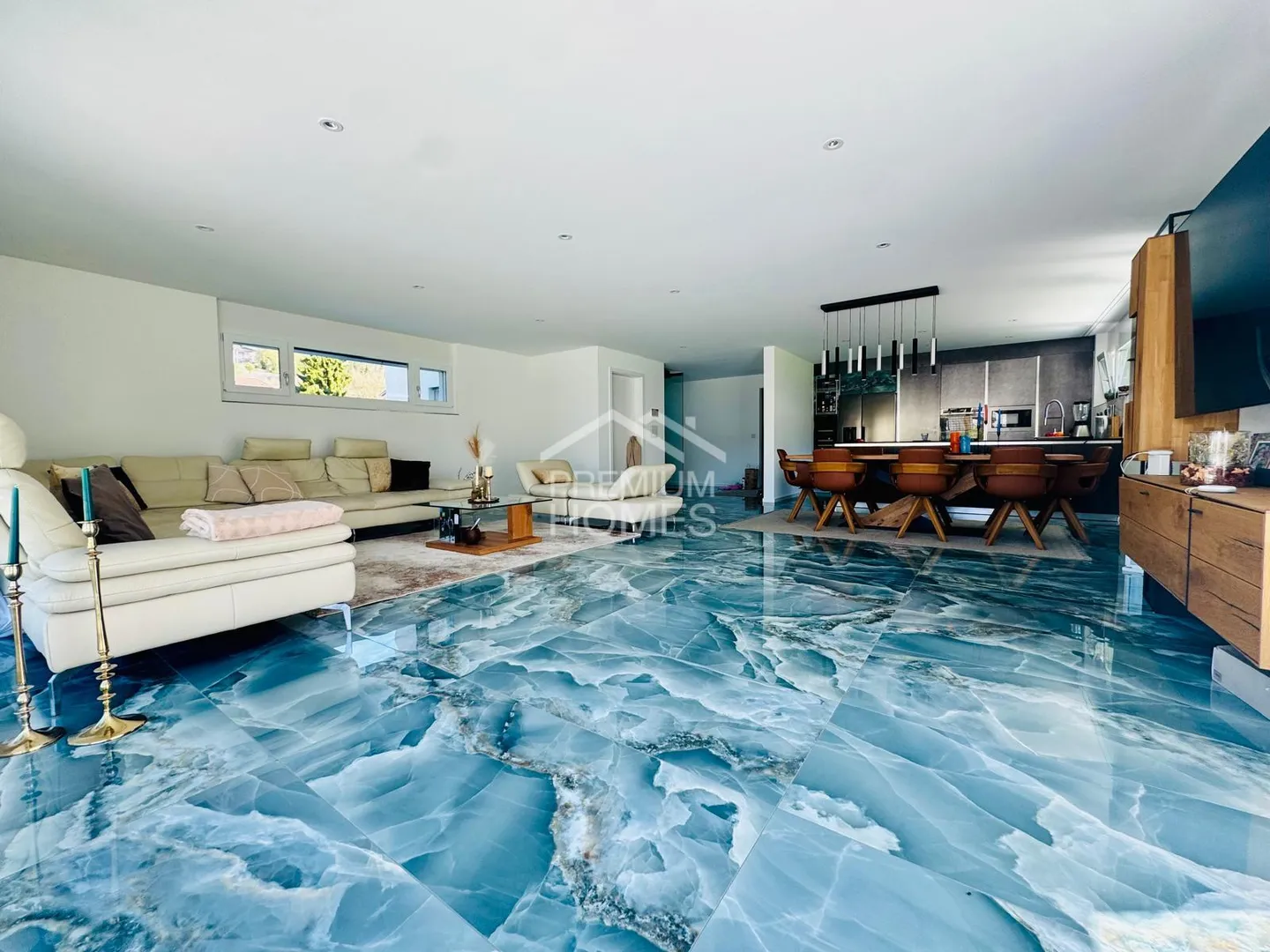 Modern Detached Home with Pool - Photo 5 of 13