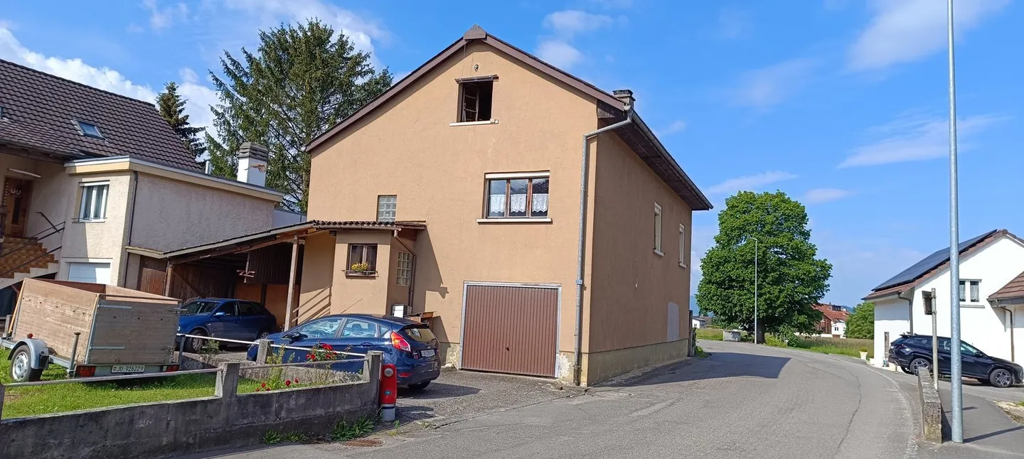 Haus mit 2 Wohnungen, Veranda, Garten, Garage: Renovierungen erforderlich - Photo 2 of 37