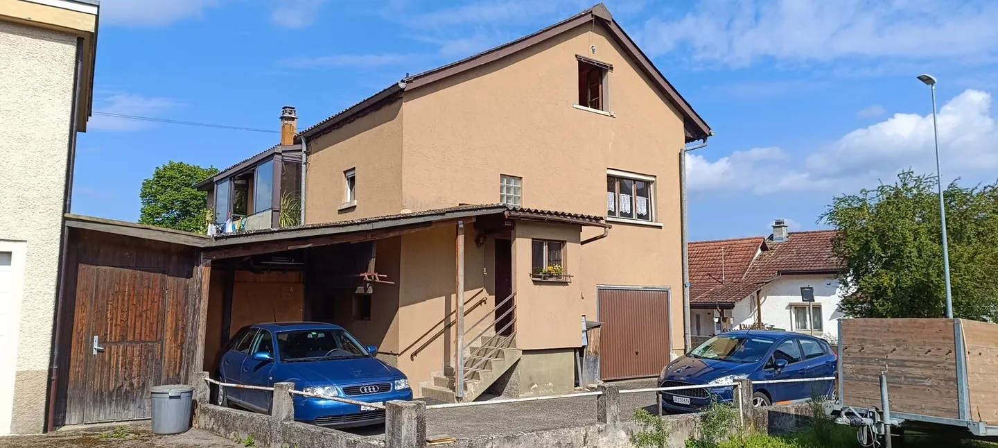 Haus mit 2 Wohnungen, Veranda, Garten, Garage: Renovierungen erforderlich - Photo 3 of 37