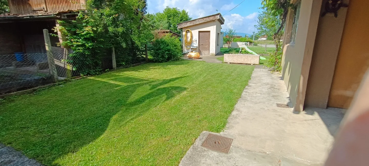 Haus mit 2 Wohnungen, Veranda, Garten, Garage: Renovierungen erforderlich - Photo 7 of 37