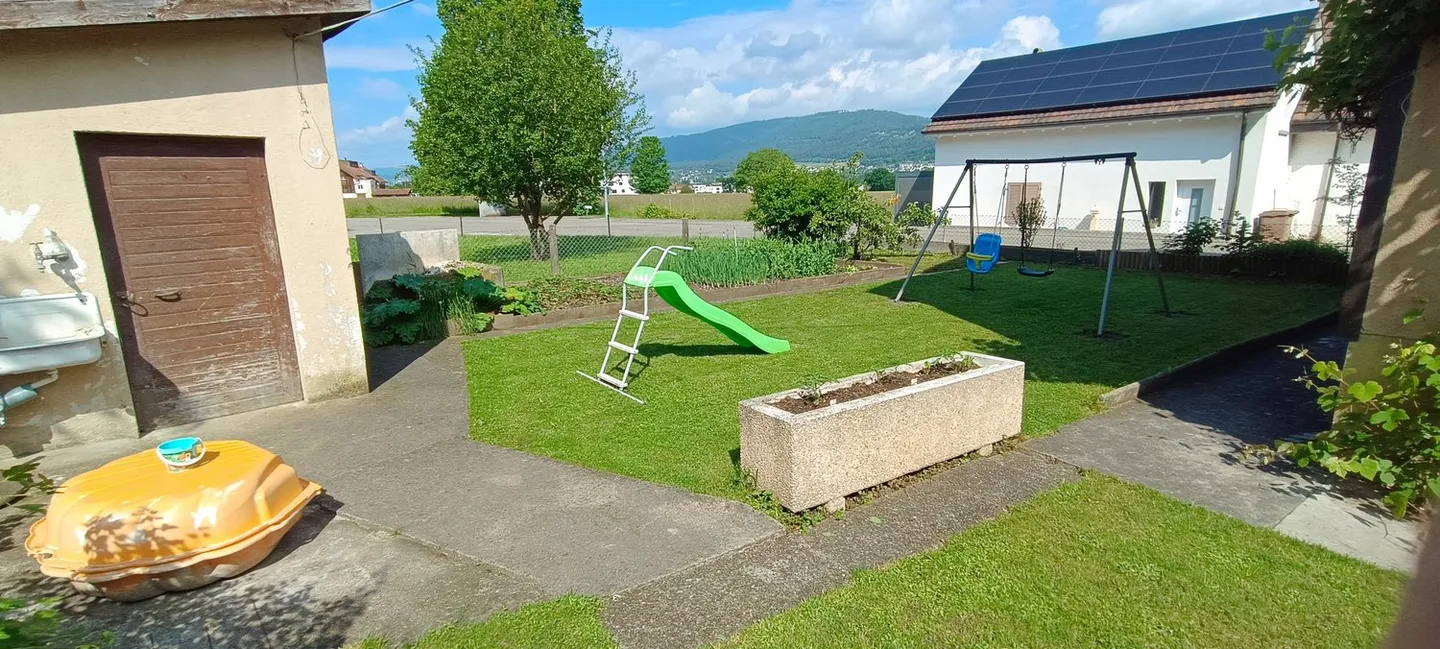 Haus mit 2 Wohnungen, Veranda, Garten, Garage: Renovierungen erforderlich - Photo 8 of 37